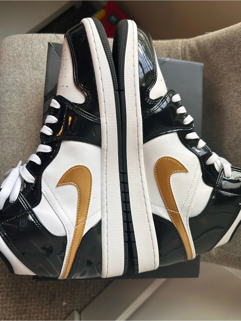 Jordan Air Jordan 1 Mid SE Black with Metallic Gold 13M